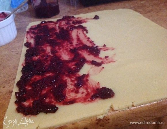 Раскатать тесто в пласт, толщиной 0.7-0.5 см. Смазать его хорошо джемом (может быть на Ваш вкус и предпочтение!).