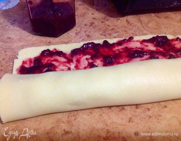 И скрутить рулет. Поместить на 30 минут в морозилку.