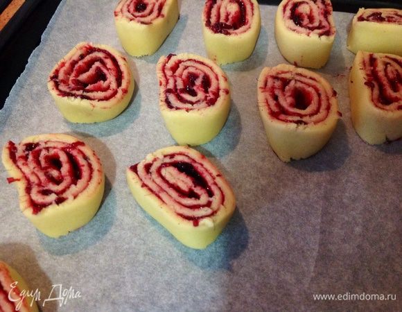 Разложить печенье на противень застеленный бумагой для выпечки. И выпекать в разогретой до 180 градусов духовке в течении 15-20 минут! Главное не пересушить!!!