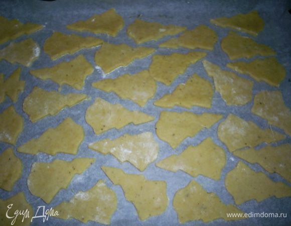 Выпекаем наш еловый лес на противне с пергаментом в разогретой до 180 градусов духовке 10-15 минут. Как только края елочки зарумянилась - она готова. 