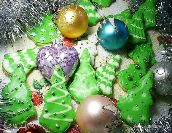 А можно пересилить свою лень, приготовить айсинг. Нам понадобится айсинг белого и зеленого цветов, кондитерские посыпки в виде бусинок, звездочек и т.п. И даем волю своей фантазии. Полученные елочки можно подарить, если заранее в заготовке сверху сделать дырочку для нитки, ими можно украсить новогоднюю елку, а можно... просто съесть. Выбирайте вариант себе по душе! Рецепт приготовления айсинга и идеи оформления елочек можно посмотреть тут http://www.edimdoma.ru/posts/13639.
