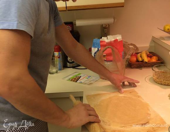 Далее разделите тесто на 12 частей, раскатывайте сразу на пекарской бумаге. Этим у меня занимался мой мужчина, его сильная рука тут была совсем кстати :) А у меня руки освободились для фотографий!