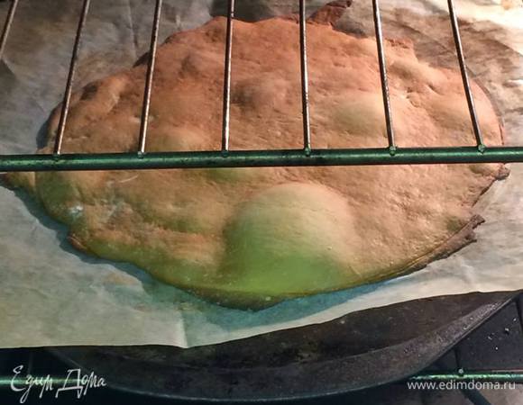 Выпекать при темп 200°C  (400°F) 3-5 минут (до золотистого цвета). 
У меня духовка очень хорошо разогрелась и я только и успевала кожи вынимать!