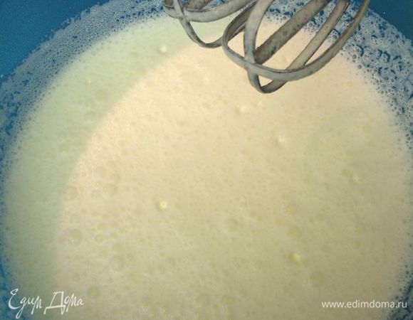 Готовим крем:
Сливки охлаждённые взбить до лёгкого загустения, не переставая взбивать, постепенно добавляем сахарную пудру. 
Отдельно я взбила сметану со сгущенкой.