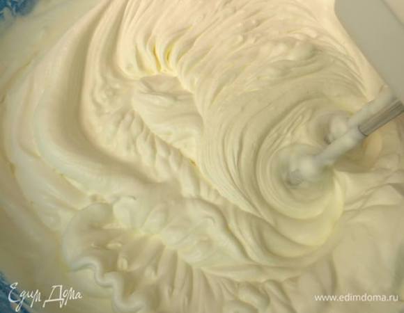 Теперь аккуратно соединяем взбитые сливки со сметанно-сгущенным кремом до однородности. 