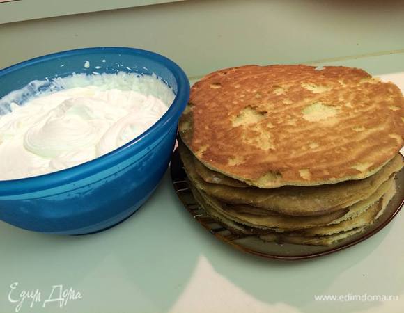 Крема получилось много и я несколько заволновалась мол перестарались (хотя муж тут же успокоил, мол будем угощать гостей чаем с кремом:) ). 
В начальном рецепте было указано 1 литр сметаны и 300 мл сливок; сметана мне показалась кисловатой и (поскольку бабушкинской сметаны тут не купить) с подозрением что не ну не взобьется мой крем на сметанной основе до желаемой пышности. Вот поэтому я и предпочла 1 литр сливок и 300-400 мл сметаны и результат ничуть не разочаровал, а даже напротив порадовал! Крем получился очень воздушный !