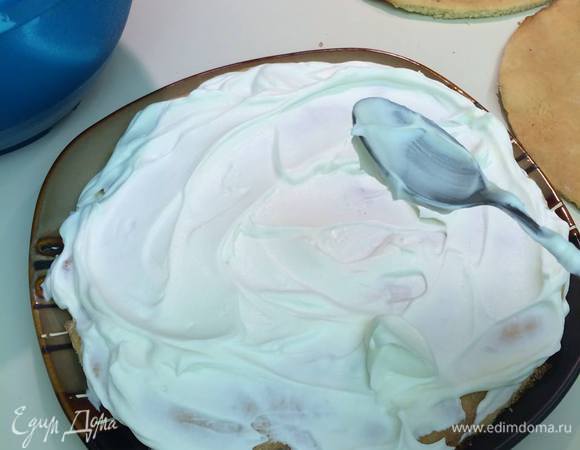 Oбильно наносим на коржи.