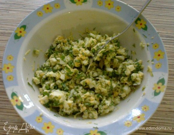 Варим яйца, режем сыр, яйца, зелень и поливаем маслом, я не добавляю соль так как тв.сыр компенсирует.