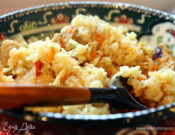 Приготовить все ингредиенты.
Нарезать филе индейки (в моем случае я использовала индейку, но можно взять курицу) на небольшие кусочки.
Перцы нарезать кубиками, морковь натереть на крупной терке.
Филе, перцы и морковь поставить тушить в мультиварку минут на 30-40, добавив просто кипяченную воду.