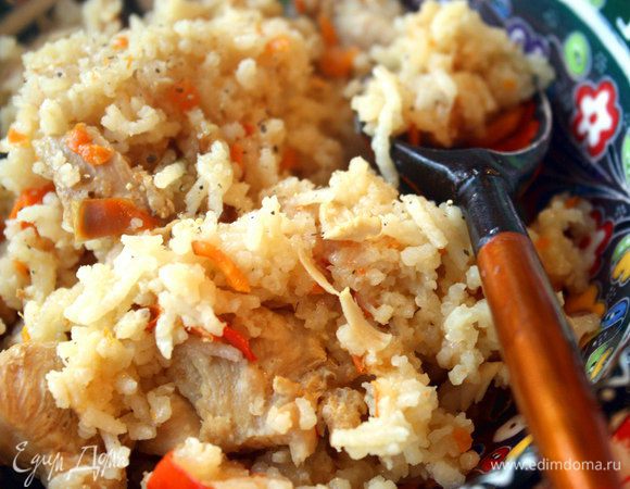 Тем временем, рис промыть в холодной воде, пока вода не станет прозрачной.
Затем закидываем рис к филе и овощам в мультиварку.
Заливаем кипяченной водой и оставляем готовиться еще минут на 20-30.
