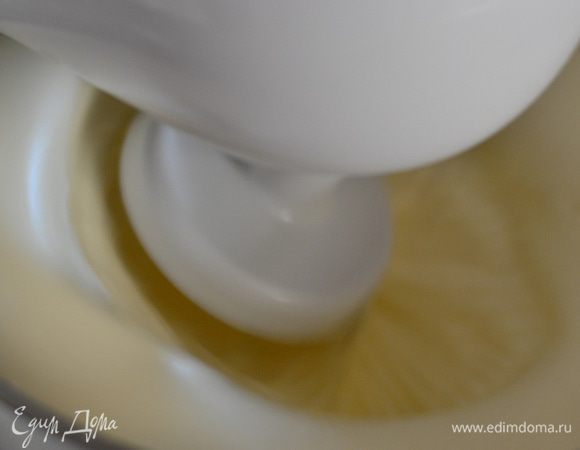 Включить духовку на температуру 180 градусов. Первым делом засыпать яйца сахаром и взбивать на высокой скорости миксера до бела и увеличения их в раза 4, взбивать не менее 15 минут.