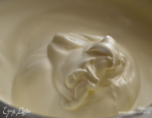 Яйца должны быть взбиты почти в крем, пышные, белые и густые по консистенции.