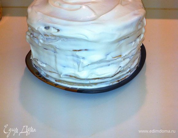 Ну и затем можно завершать работу-обмазать верх и бока торта.
Оставьте так хотя бы на пол часика в тепле.