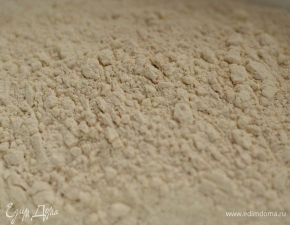 Просеять муку с щепоткой соли и корицей.