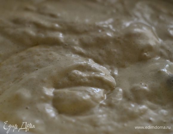 В отдельную посуду добавить немного теста и подлить горячего молока с растопленным сливочным маслом и перемешать лопаткой, затем добавить в основное тесто и снова быстро и в тоже время очень аккуратно перемешать тесто. Нужно мешать, чтобы тесто не осело, хоть оно уменьшиться немного при вымешивании, но все же будет еще дышать, так как ми взбивали его очень хорошо.