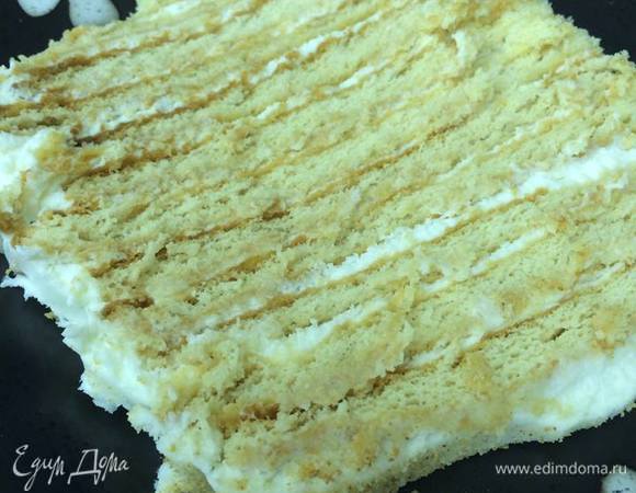 Коржей всего 12, но они так набухли при выпекании, напитались кремом, наслоились.. 