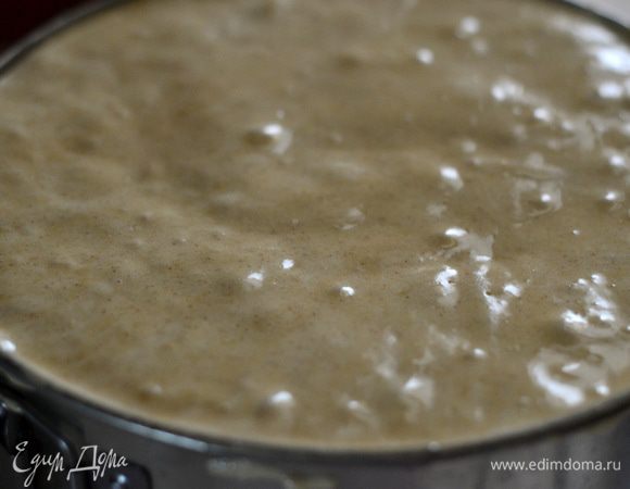 Застелить форму пергаментом, у меня была разьемная форма, размер которой 21 см, и как видите тесто почти да краев, так что можно взять форму и побольше. Выложить яблоки на дно формы, если яблоки дали много сока, вылить его, залить яблоки тестом и запекать пирог в духовке около 1 часа до сухой палочки. Обязательно проверять готовность деревянной шпажкой, если палочка выходит полностью сухой, значит пирог готов, если все еще влажная, значит ему нужно еще время.