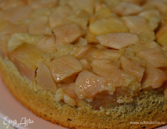 Горячий пирог, чтобы выровнять его верх, перевернуть на тарелку и немного остудить, затем перевернуть обратно. НОЖОМ ПРОЙТИСЬ ПО КРАЮ ФОРМЫ, открыть разьемное кольцо, положить блюдо на верх пирога и аккуратно перевернуть его.