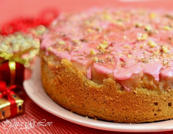 На пирог вылить готовую глазурь, посыпать грецкими орехами. 