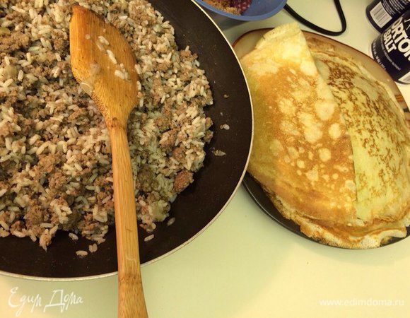 Tушим фарш в глубокой сковороде до готовности. 
Добавляем мелко нарезанный лук, стакан свежесваренного риса, перчим, солим по вкусу, даем остыть!
