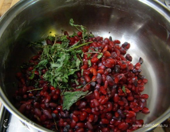 Нужно приготовить начинку из барбариса: помыть перебранные ягоды барбариса,  осушить и добавить 2 щепотки высушенных листьев мяты, сок и сахар, варить около 20 минут.