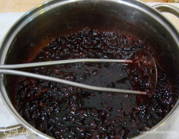 Шумовкой помять ягоды (сколько получится), снимаем с огня, остуживаем и протираем через сито ягоды. Густой сок барбариса и калину протертую соединяем (калина приготовленная заранее  уже с сахаром), хорошо перемешиваем. Добавляем цедру одного апельсина.