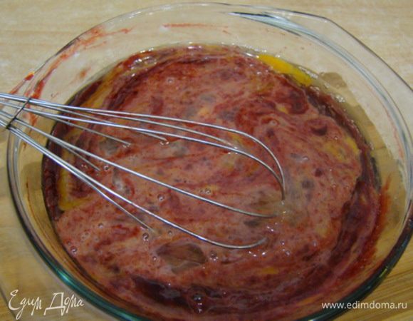 В остывшую массу вбиваем 2 яйца, и отставляем в сторону.