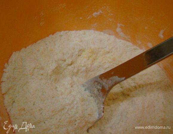 Смешать с мукой, сахаром и щепоткой соли; масло растопить, влить в муку, замесить тесто.