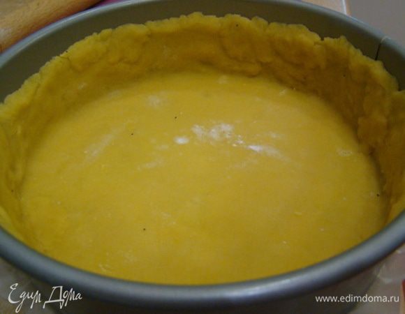 Раскатать его и уложить в форму, сформировать бортики. 