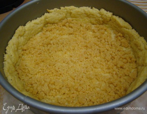 Насыпать на корж миндальную крошку (80 г очищенного миндаля, 20 г сахара (смолоть в блендере), корицу, имбирь, мускатный орех, 