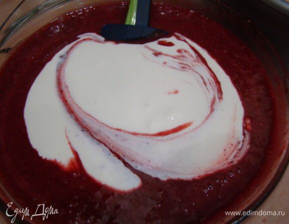 В начинку влить сливки, размешать, вылить на корж, поставить в духовку на 40 минут при 170*С.