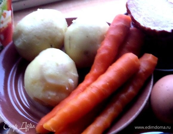 Картофель с морковкой отварить, остудить, очистить.