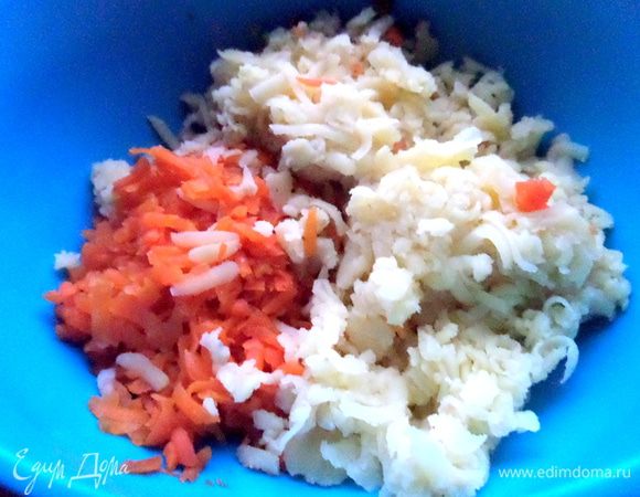 Натереть крупно...Немного моркови оставить для пуговиц!