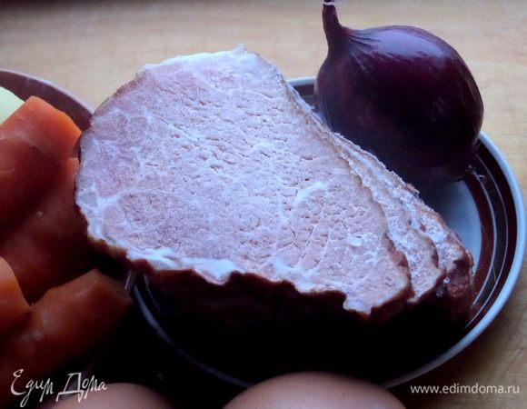 Ветчину нарезать на кубики.