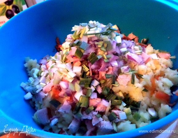 Немного красного лука и порея тоже покрошить мелко.