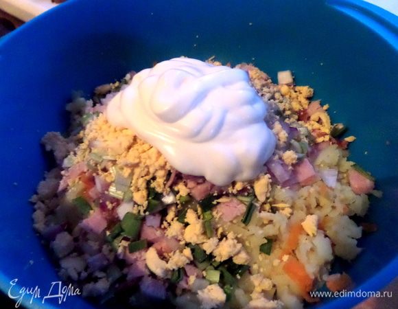 Заправить оливковым майонезом по вкусу. Перемешиваем.