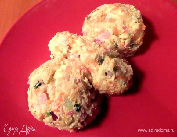 Лепим из салата на большом блюде снеговичка.