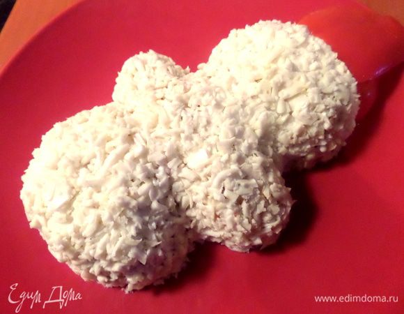 По щепотке покрываем и слегка прижимаем белки.