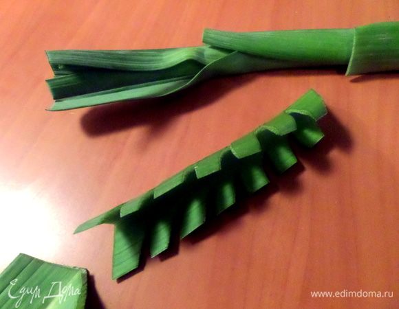 Ёлочку из порея я уже показывала подробно,как делать: http://www.edimdoma.ru/retsepty/62344-salat-iz-kvashenoy-kapusty