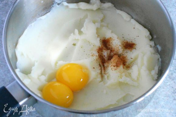 Картофель помыть и отварить примерно в течении 20 мин. Яйца разделить на белки и желтки. Картофель очистить от кожуры и, пока он горячий, превратить в пюре с помощью пресса. Приправить солью, мускатным орехом. Ввести в пюре 3 яичных желтка, хорошо перемешать ложкой до пластичной массы. Сформировать из неё 20 одинаковых шаров.