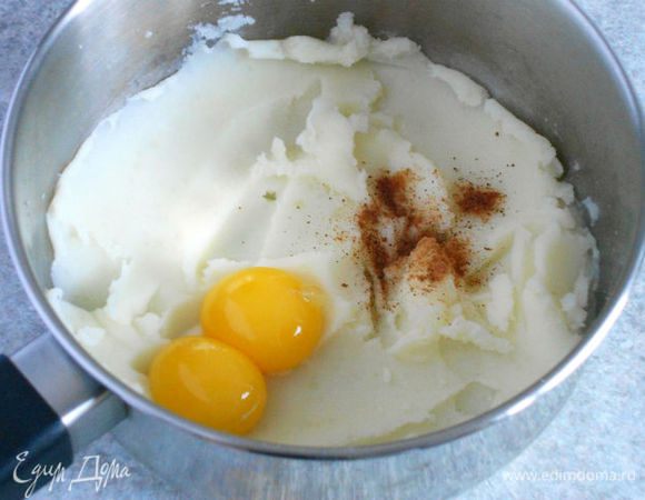 Картофель помыть и отварить примерно в течении 20 мин.
Яйца разделить на белки и желтки.
Картофель очистить от кожуры и, пока он горячий, превратить в пюре с помощью пресса. Приправить солью, мускатным орехом. Ввести в пюре 3 яичных желтка, хорошо перемешать ложкой до пластичной массы. Сформировать из неё 20 одинаковых шаров.