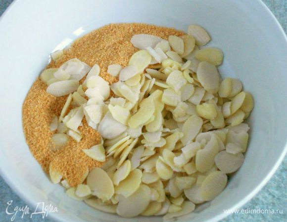 Смешать в миске миндаль и сухари. 