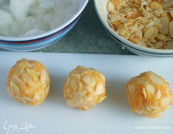 Белки слегка взбить венчиком. 
Каждый картофельный шар окунуть в белок, затем обвалять в миндальной  панировке. 