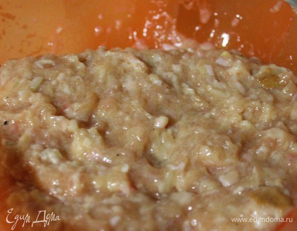 У меня фарш из куриных бедрышек. Берем луковицу режем мелкими кубиками, добавляем в фарш, туда же яйцо, ломтик хлеба, который предварительно нужно замочить в молоке. Перец молотый и 0,5 ч.л. соли. Все хорошо вымешиваем и отставляем пока в сторону.