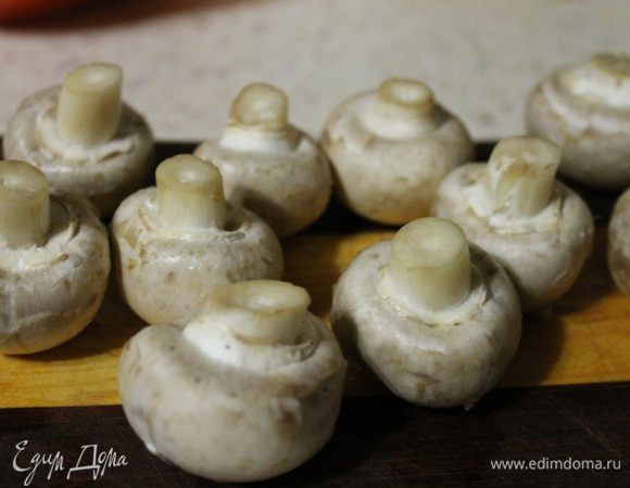 Грибочки нужно брать небольшие. Их помыть и обсушить бумажным полотенцем.