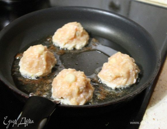 И сразу класть наши шарики на сковороду, с предварительно разогретым маслом. И обжарить со всех сторон.