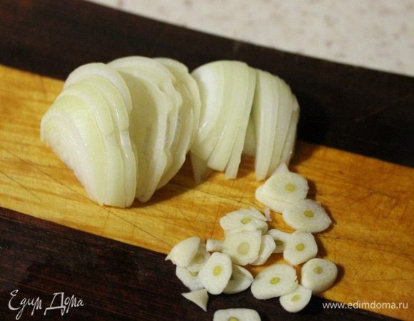 Нарезаем еще одну небольшую луковицу полукольцами, а чеснок пластинками.