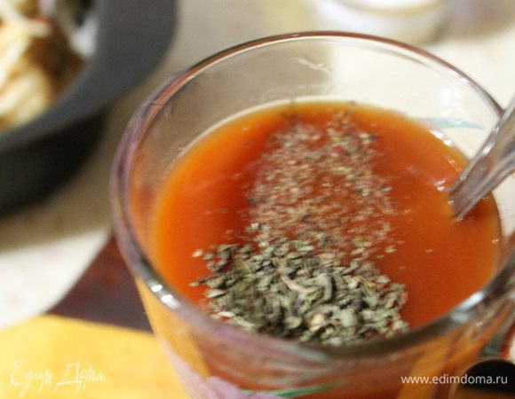 Делаем заливку: В стакан воды добавить пасту, сушеный базилик, перец черный по вкусу и 0,5 ч.л. соли. Хорошо все перемешать...