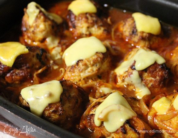 За 5 минут до окончания готовки, на каждый шарик положить по квадратику сыра и обратно поставить в духовку, чтобы сыр расплавился.