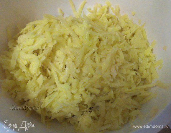 Почистить и потереть картофель на крупной терке.
